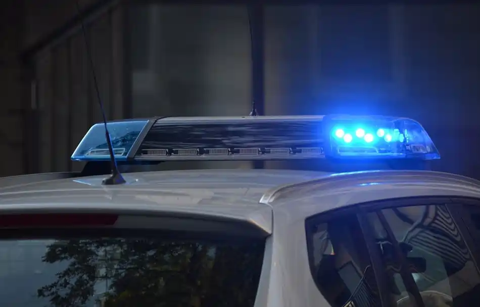 Äldre kvinna lurad av falska poliser