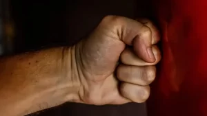 Män kan slå sig trötta på de utsatta flickorna