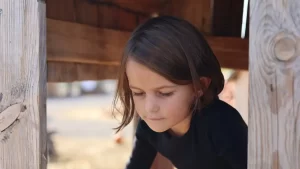 Autistisk flicka slussas mellan hem i maktlöshet