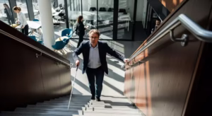 Blind man skadad i farliga trappor