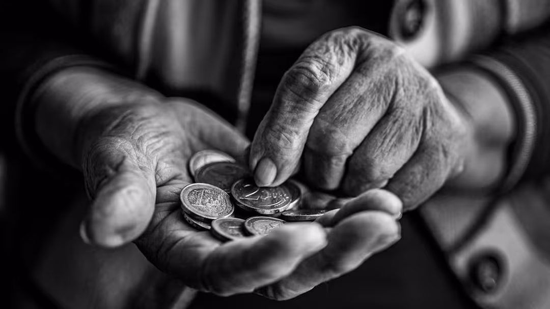 Sjuk pensionär tvingas jobba för att överleva Sjuk pensionär tvingas jobba för att överleva