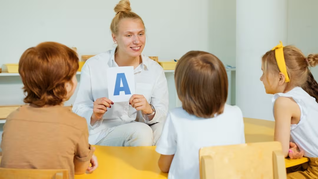 Lärare åtalad för att tejpa barns munnar