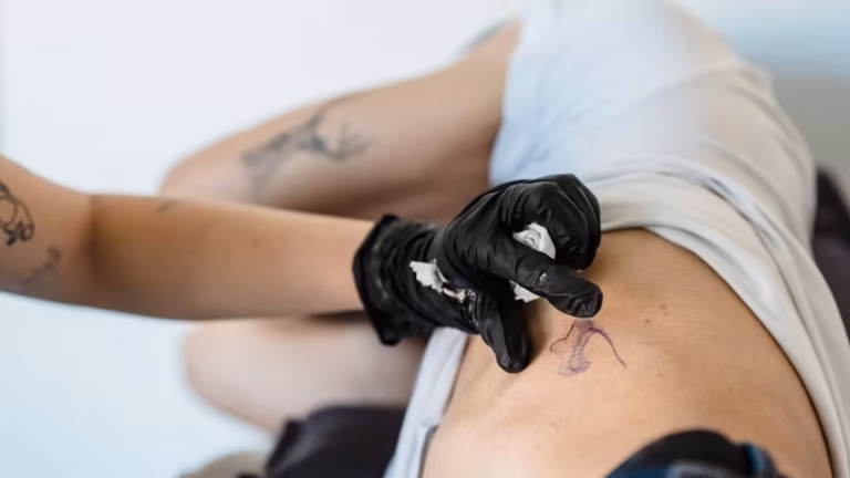 Vårdnadshavare tatuerade 12-åring – åtalas