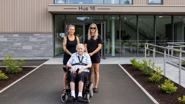 Äldre svettas i 28-graders bastu på nyboende