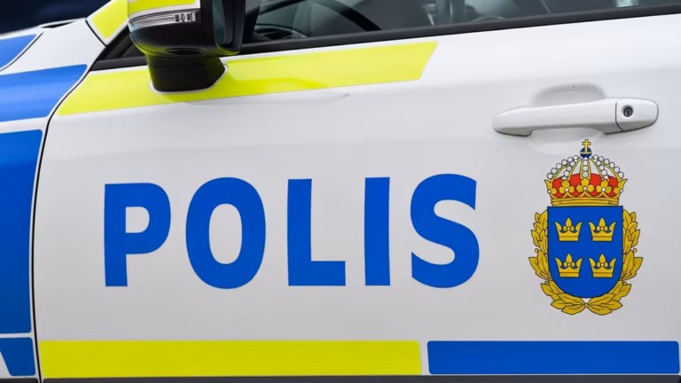 Polisanställd åtalad för barnporr i tjänstemobil