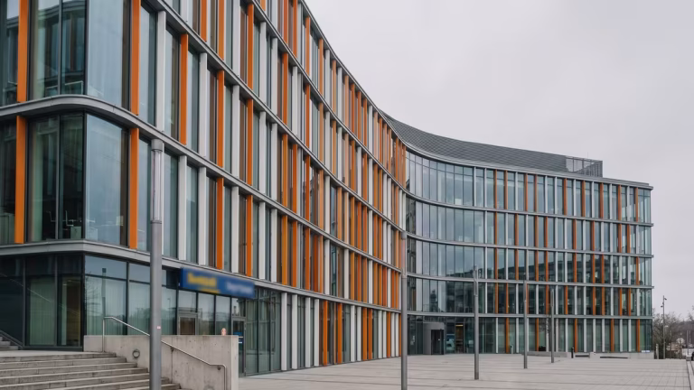 Regionen köpte ut hotfull anställd för miljon