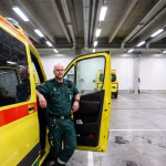 Ambulanspersonal väntar timmar med patienter