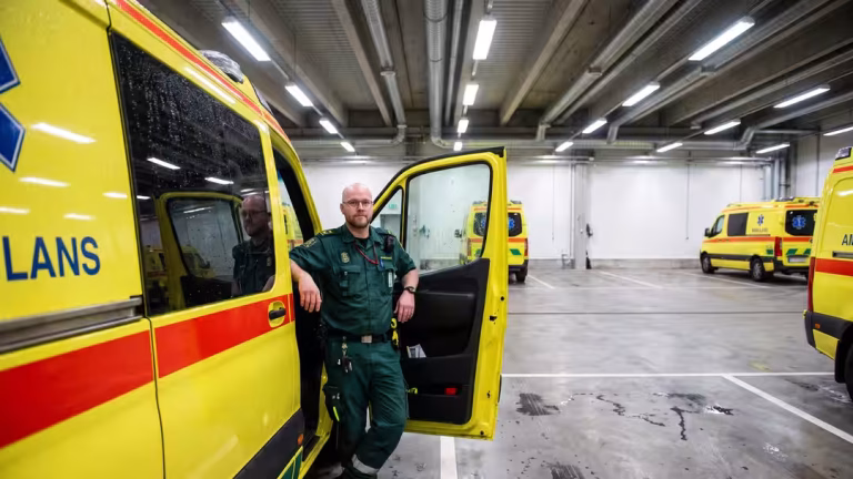 Ambulanspersonal väntar timmar med patienter