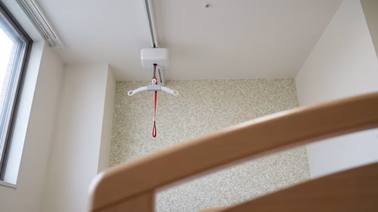 Äldre skrek till sömns trots larm