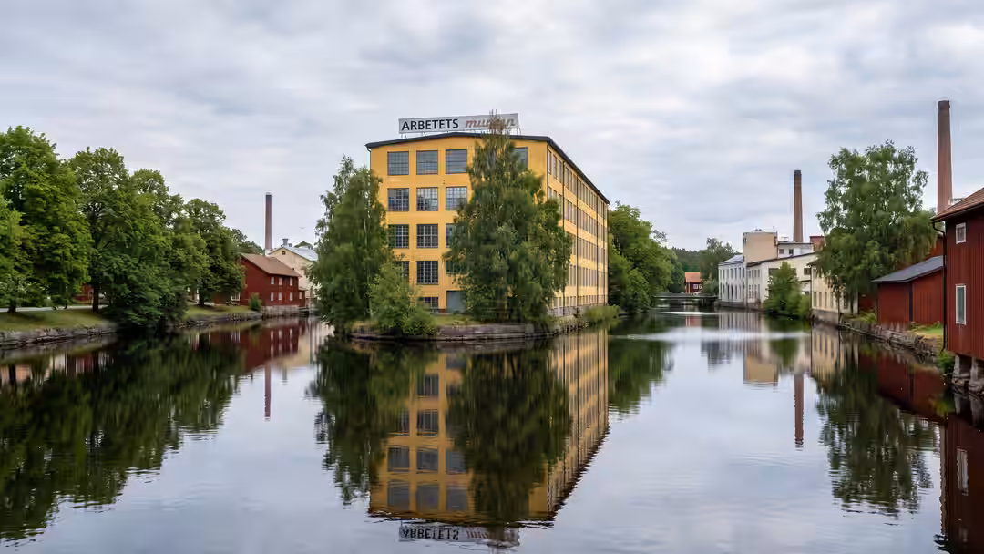 Skolnedläggningar och kritik mot socialtjänsten