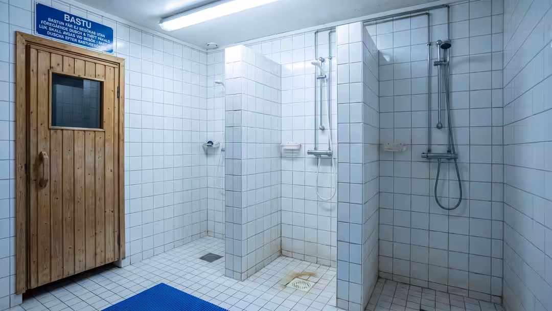 Skolanställd smygfotade nakna pojkar i åratal