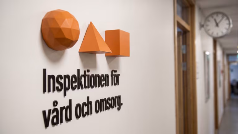 Dement fick ta insulinspruta själv – död