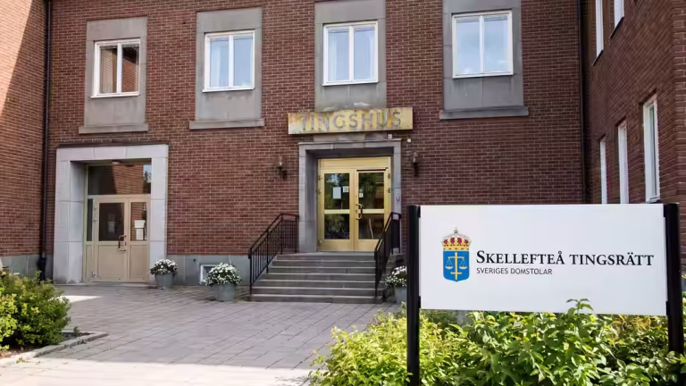 Lärare åtalad för misshandel av elev