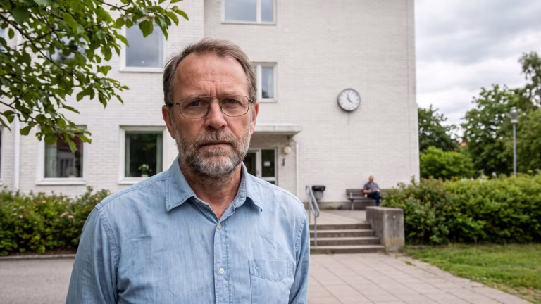 Barnvåldtäkt dömd – fortfarande anställd