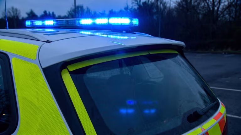 Polis sköt varningsskott efter bilkollision