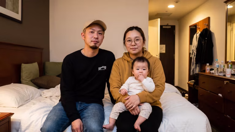 Familj fast på hotell efter asbest