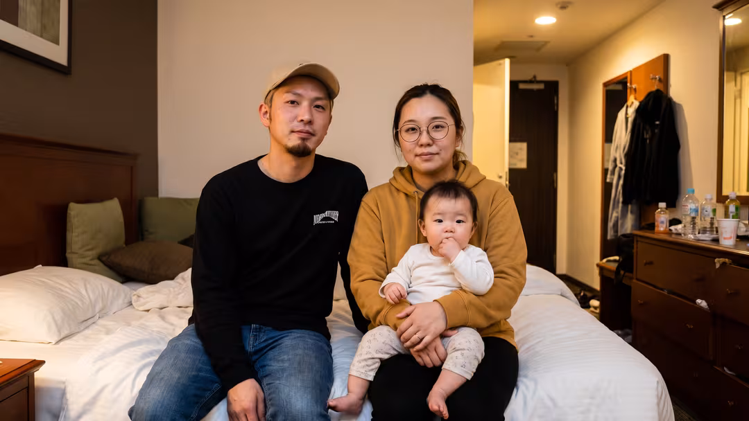 Familj fast på hotell efter asbest