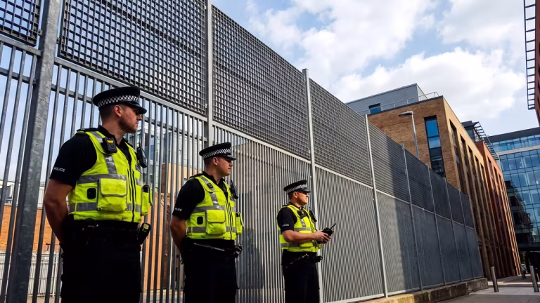Polis får porta svenskar från torgen i 30 dagar