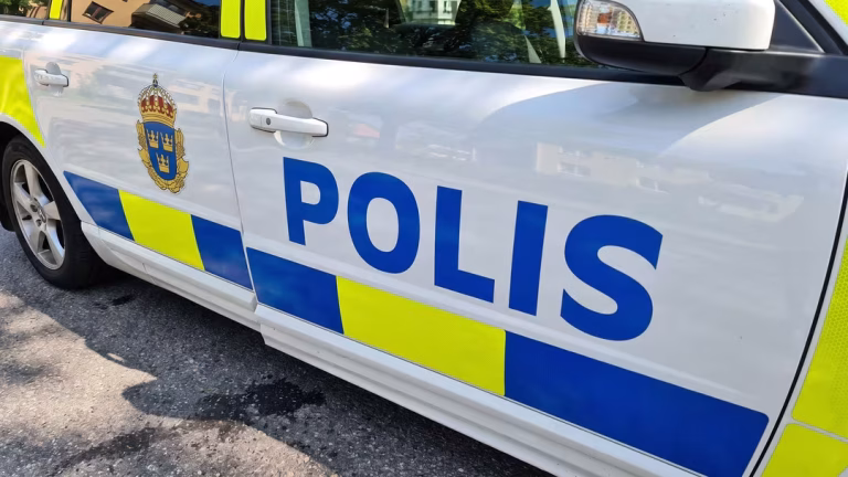 Polisbuss skadar två pojkar allvarligt Polisbuss skadar två pojkar allvarligt