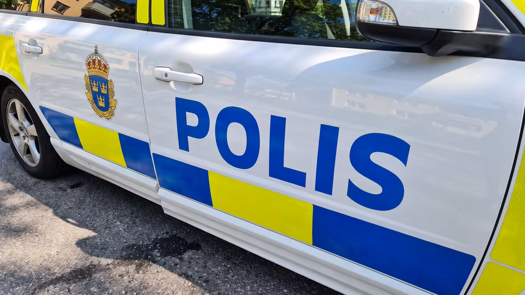 Polisbuss skadar två pojkar allvarligt