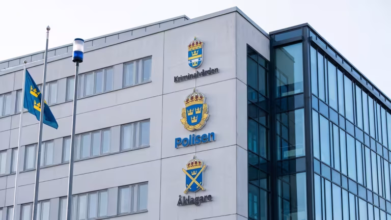 Polis åtalas för hundratals olovliga sökningar