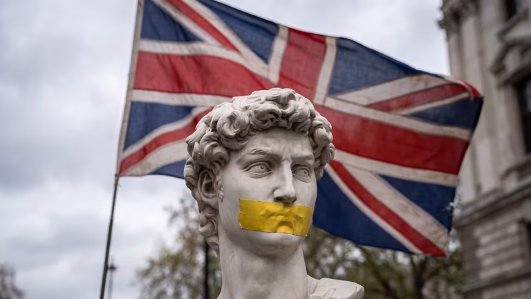 62 000 gripna för sina ord i Storbritannien