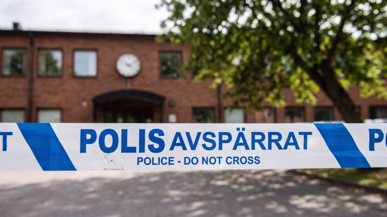 Unga i kontakt med svärdattackmisstänkt