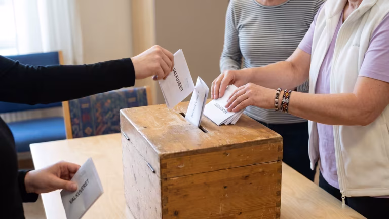 Över tusen röster fast i postsorteringskaos