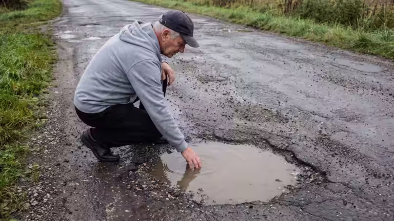 Trafikverket sviker – potthål spräckte bil Trafikverket sviker – potthål spräckte bil