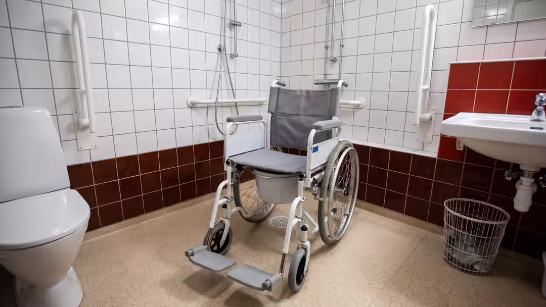 Äldre ramlade – fick vänta 50 minuter