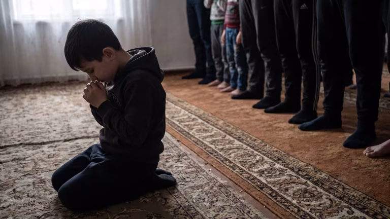 Skolan misslyckades – barn tvingades be