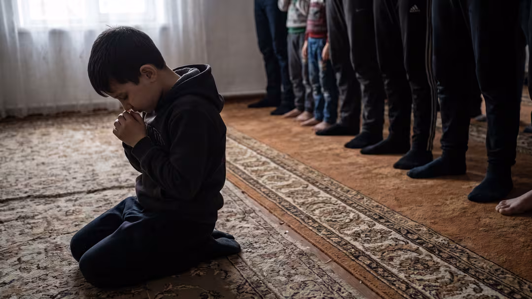 Skolan misslyckades – barn tvingades be