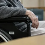 Lämnad ensam trots fallrisk – bröt höften