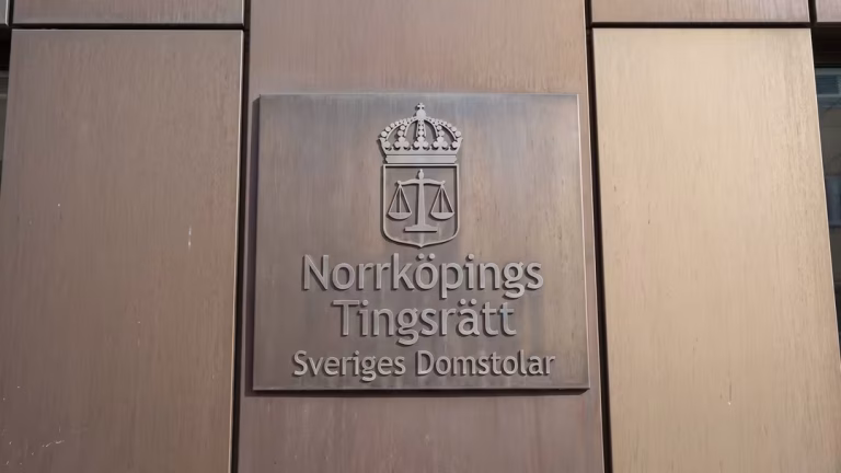 Flickan larmade – tvingades bo kvar hos åtalad