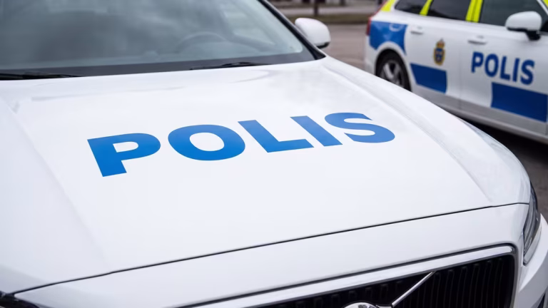 Polisman åtalas för Hitlerhälsning