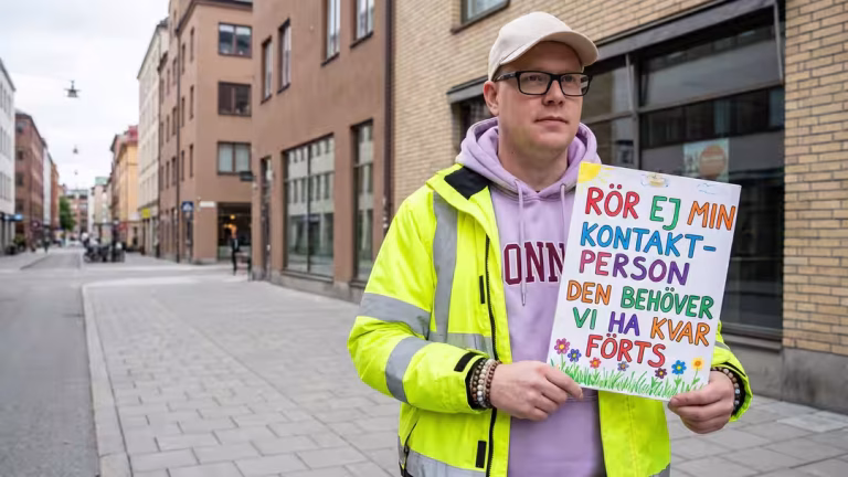 Kommun drar in kontaktpersoner – svaga drabbas