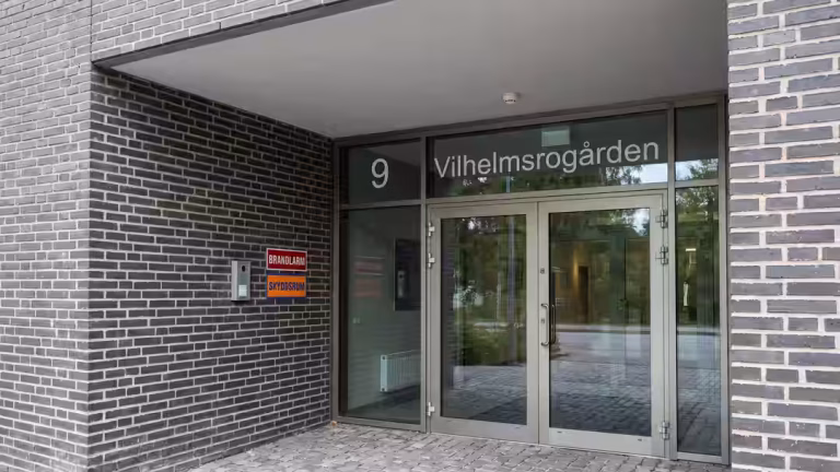 Äldre kvinna lämnades hjälplös i säng