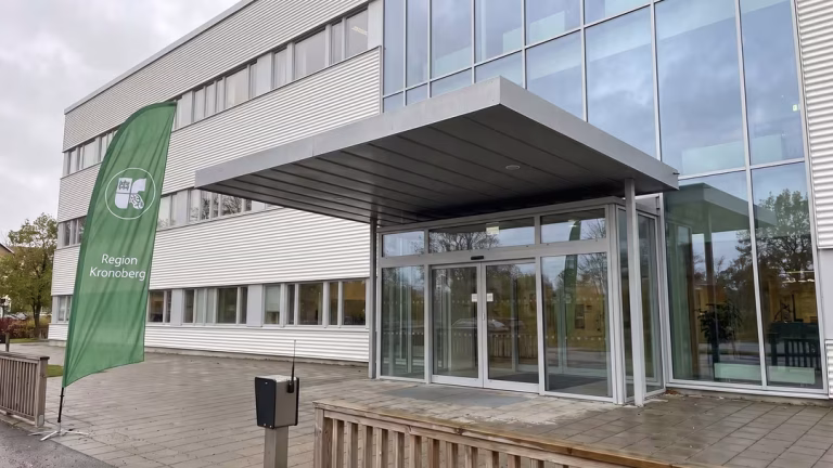 Anställd åtalas för våldtäkt mot patient