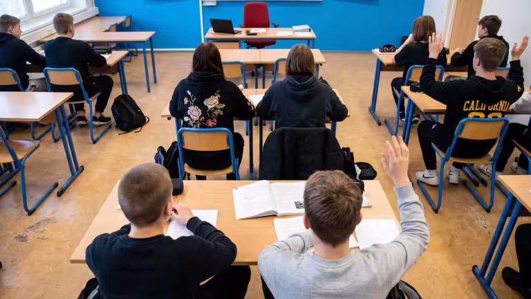 Lärare använde våld mot elev