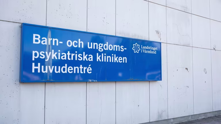 Unga faller mellan stolarna i psykiatrin
