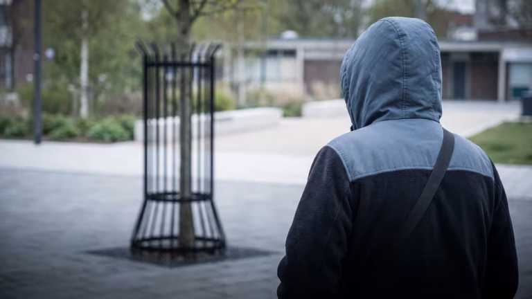Larm om våldtäktsman ignorerades – flicka tog livet