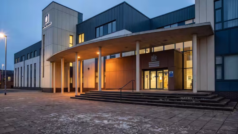 Polis döms för sexuellt ofredande mot kollegor