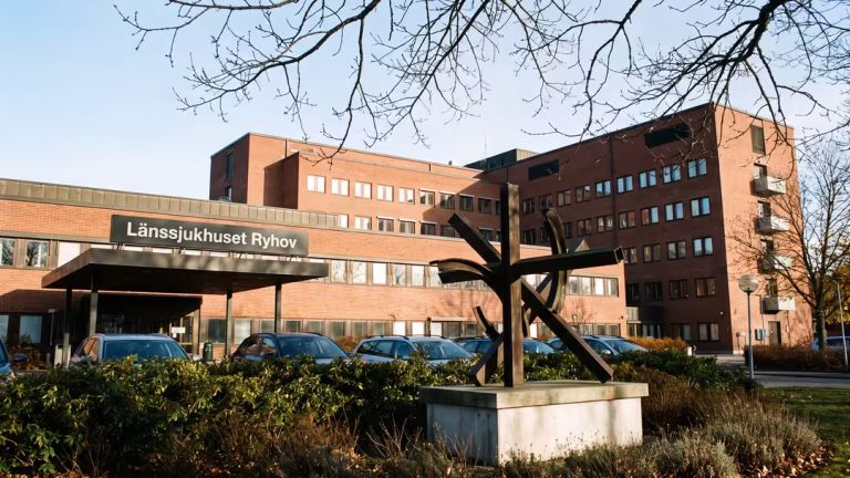 Sjuksköterska åtalas för våldtäkt mot döende patient