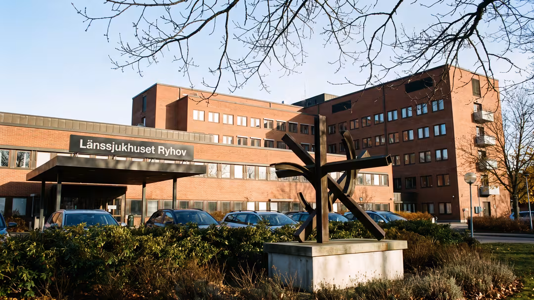 Sjuksköterska åtalas för våldtäkt mot döende patient