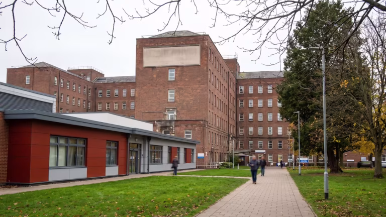 Sjuksköterska åtalas för våldtäkt mot döende patient