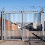 Ungdom skadad efter våld på hem