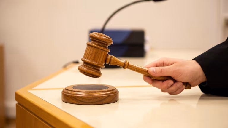 Fullmäktigeordförande anmäls för diskriminering