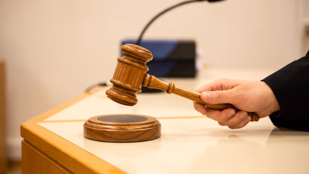 Fullmäktigeordförande anmäls för diskriminering