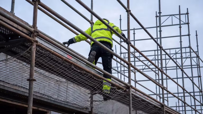 Stegra-arbetare dog efter larm om fallfara