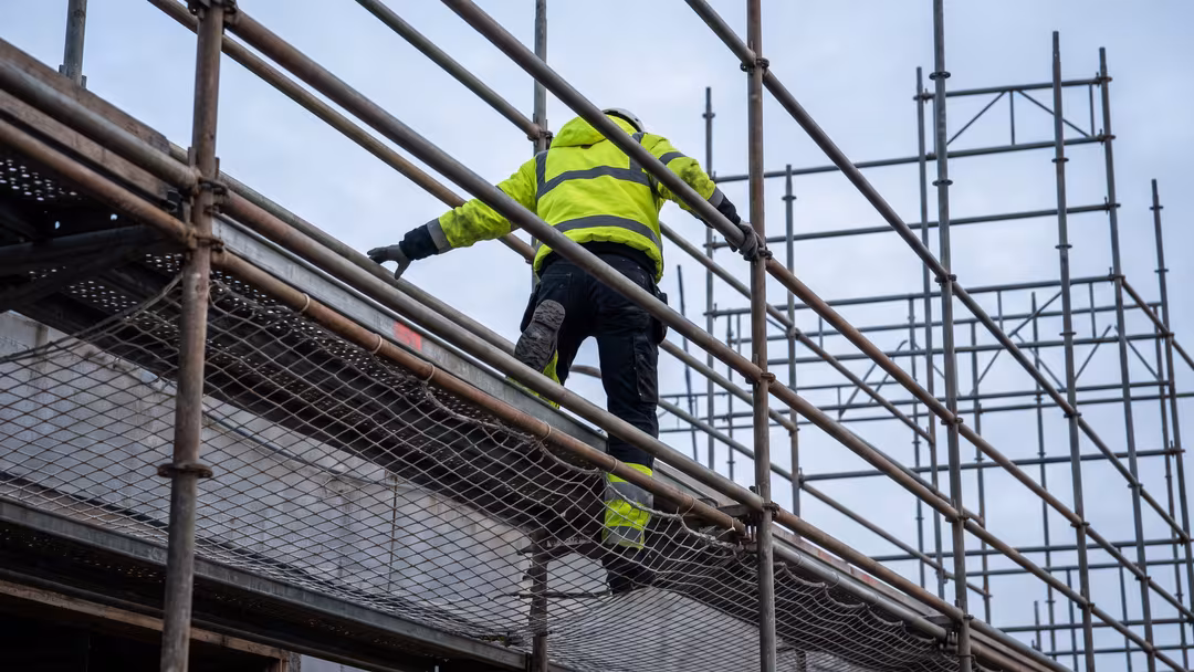 Stegra-arbetare dog efter larm om fallfara Stegra-arbetare dog efter larm om fallfara